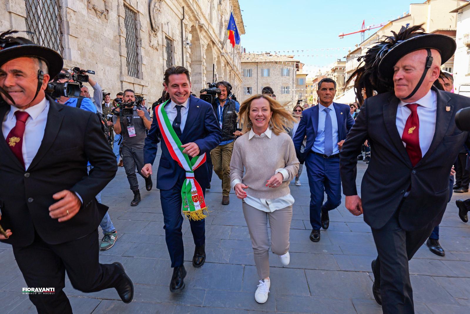 La premier Giorgia Meloni ad Ascoli Piceno a conclusione del 71° Raduno Nazionale dei Bersaglieri. Il saluto del Presidente della Repubblica Sergio Mattarella 